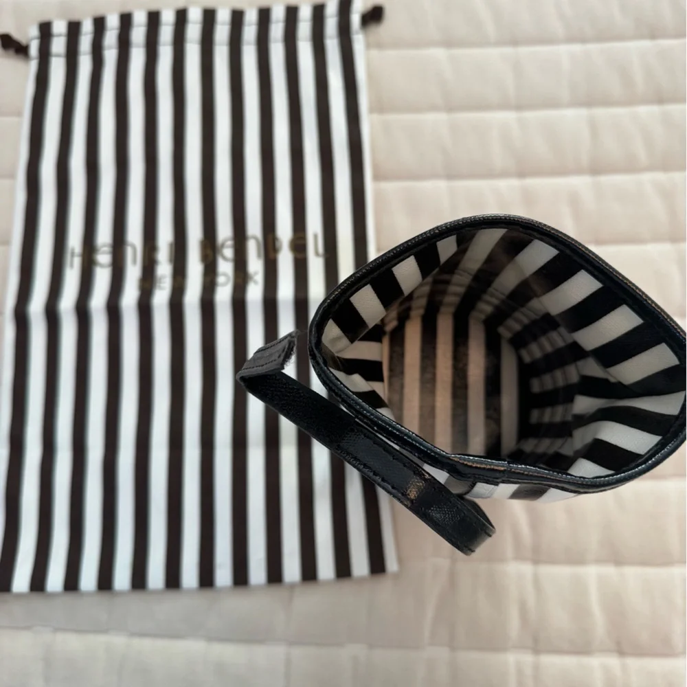Henri Bendel travel doggie bag with zippered food storage.  ✨ NWT